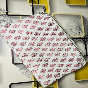 Sacs pour ordinateur portable et étuis pour ordinateur portable personnalisés cousus en soie kantha de couleur noire idéaux pour la revente et un usage personnel - Product Image 4