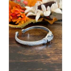 Bracelet manchette en argent sterling motif crâne, fabrication sud-ouest - Bijou tendance pour hommes et femmes - Product Image 3