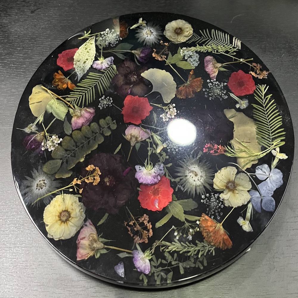 ดอกไม้ธรรมชาติในดินสีดำ