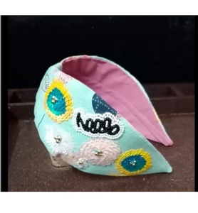 Bandeaux faits à la main pour femmes avec de superbes combinaisons de couleurs et taille réglable, parfaits pour les mariages - Product Image 2