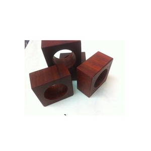 Anneau de serviette rond en bois décoratif, conçu pour des présentations de table élégantes, offrant un attrait naturel et frais à la table - Product Image 1