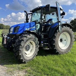 Tracteur New-Hollandds pour les opérations agricoles. - Product Image 2