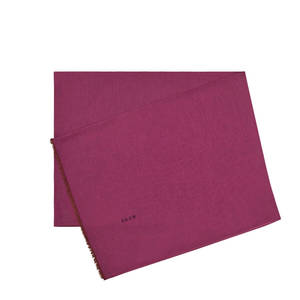 ชุดผ้าพันคอผ้าไหมทรงสี่เหลี่ยมเรียบมีพู่สีพลัม - Product Image 1