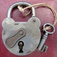 Cadenas lourds d'inspiration vintage et clés assorties parfaits pour décorer les boîtes et les tiroirs de coffres rétro
