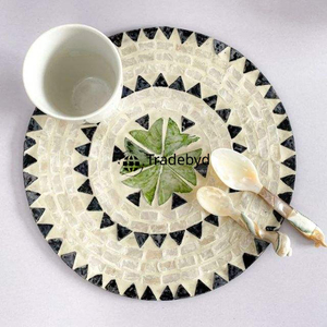 Plateau décoratif en nacre par Tradebyd pour présentation de table élégante. - Product Image 4