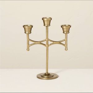 Candélabre en métal pour tables à manger améliorant l'expérience culinaire globale avec une lumière douce de bougie, ambiance paisible et chaleureuse à l'intérieur - Product Image 6