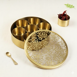 Ensemble de masala dabba en laiton Royal Look avec couvercle à motifs détaillés |   Porte-épices multi-sections conçu pour les foyers indiens - Product Image 5