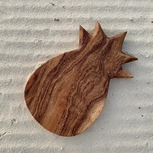 Planche à servir en bois d'ananas de designer, forme unique, parfaite pour la présentation sur table et la photographie culinaire, fabriquée à la main en Inde - Product Image 2