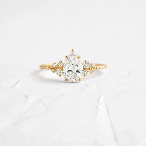 Anillo de compromiso de moissanita incoloro de corte de pera clásico 2,35 CTW VVS claridad 10K/14K/18K oro India al por mayor - Product Image 1