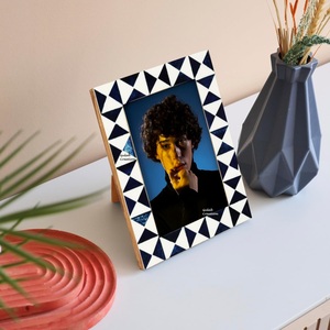 Cadre photo décoratif en forme de triangle incrusté d'os naturel personnalisable avec logo et options de taille pour la décoration intérieure et les cadeaux - Product Image 2