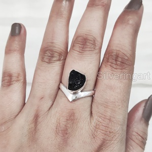 Bijoux en pierre brute Bague pour femme Tourmaline noire brute naturelle Pierre précieuse Octobre Pierre de naissance V Couronne Bande Bague en argent sterling 925 - Product Image 2