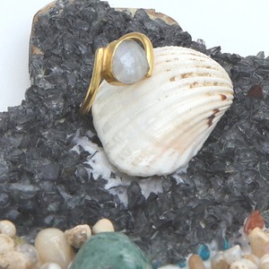 Bague réglable en forme de cœur plaquée or avec pierre de lune arc-en-ciel de qualité supérieure avec emballage personnalisé disponible à la vente - Product Image 1