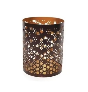 Aporta calidez a tu espacio con este candelabro votivo de metal de hermoso diseño con diseño cortado con láser - Product Image 4