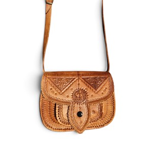 Sac à bandoulière en cuir véritable marocain, artisanal et gravé à la main, de la collection Atlas Heritage Vintage - Product Image 2