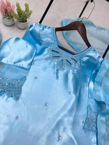 Conjunto de ropa de fiesta bordada Kurta de seda de diseñador para mujer - Product Image 4