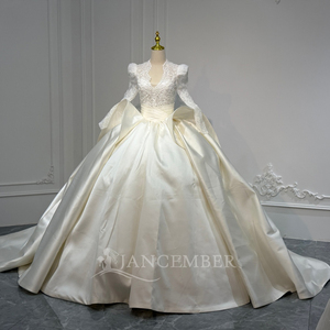 XS267 Elegante Vestido de Novia Moderno con Cuello en V, Color Marfil, Satén, Bordado de Encaje, Estilo Princesa, con Cola Capilla, Flores y Cristales - Product Image 2