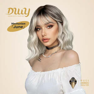 Perruque synthétique sans colle pour femme June-DWY, fabriquée à la machine, coupe courte ondulée, frange droite, racine foncée, blond platine transparent - Product Image 4