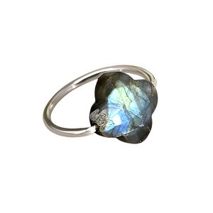Anillo Hecho a Mano de Plata de Ley 925 con Labradorita Azul Natural de 12 mm, Forma de Trébol, Engaste Clásico, Bañado en Rodio - Product Image 1