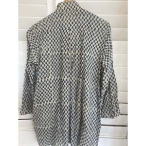 Camisa con efecto espejo en índigo y marfil, dibujada a mano, de tela popelina vintage, con métodos de estampado únicos - Product Image 5