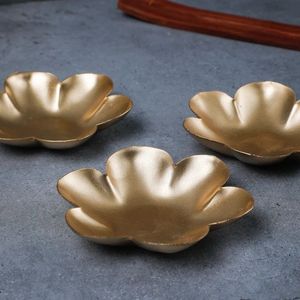 Cuenco de latón Diya Urli con lámparas flotantes para Diwali Pooja y decoración Elegante cuenco dorado Urli con soportes Diya para Diwali - Product Image 2