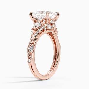 Bague en diamant taille princesse, trois pierres en or jaune avec diamants marquise et ronds sur les côtés, motif vigne de begonnie, bijoux de fiançailles pour femme - Product Image 4