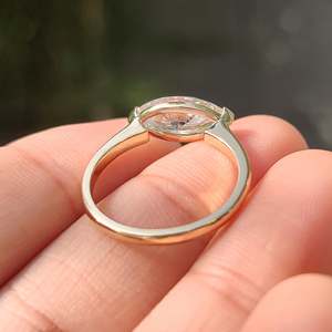 แหวนเพชรทรงมาร์ควิสแบบโซลิแทร์จากตะวันออกสู่ตะวันตก - Product Image 6