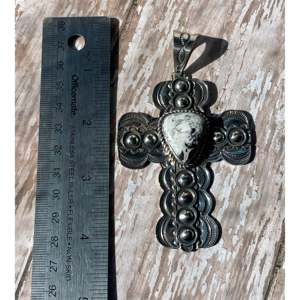 Colgante de Cruz de Plata de Ley Bañada en Oro de 18K con Bisel, Modelo White Buffalo de Alex Sanchez, Joyería Religiosa Cristiana - Product Image 4