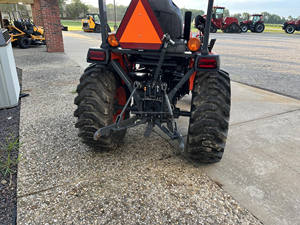 Tracteur utilitaire compact Kubota LX3310HSD de 31 à 33 CV, transmission hydrostatique 4 roues motrices, chargeur et attelage à 3 points - Product Image 5