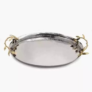 Plateau en métal décoratif avec un design classique de luxe personnalisable pour les chocolats du Ramadan - Livraison rapide - Product Image 6