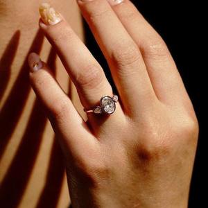 แหวนเพชรโมอิสซาไนต์ทองคำ 10K ยอดนิยมสำหรับผู้หญิง หรือเครื่องประดับที่หรูหราและเหนือกาลเวลา พร้อมจำหน่ายในราคาโรงงาน - Product Image 3