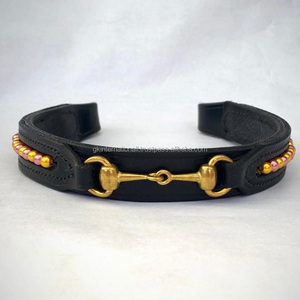 Banda de cuero para cejas de caballo, hecha a mano, de cuero negro, inglés, cosida y decorada con cuentas Rosas y doradas, y deflector de latón pesado entre - Product Image 5