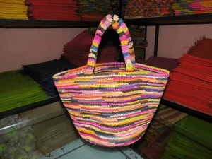 Borsa in rafia fatta a mano all'uncinetto del Madagascar manici in pelle multicolore fodera in cotone chiusura con cerniera in tessuto colorato - Product Image 4