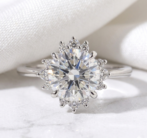 Elegante Anillo con Halo de Diamantes Redondos |   Anillo de Compromiso Floral en Oro Blanco |   Idea de Regalo de Joyería Clásica para Novias - Product Image 1