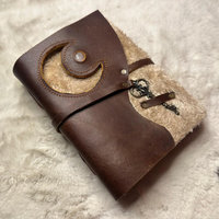 Cahier de sorcière à couverture souple en cuir fait à la main avec serrure et clés Grimoire céleste et livre de sorts Wiccan gothique