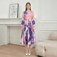 Robe plissée élégante style Miyake en polyester, coupe longue trapèze, nouvelle collection Printemps 2025, pour femme, flatte les silhouettes généreuses et crée une allure raffinée.