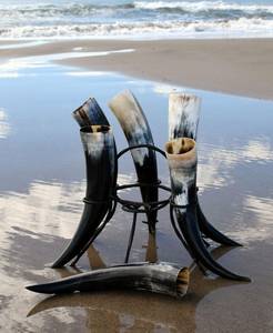 Juego de cuernos para beber pulidos vikingos 0.4L cada uno con soporte de metal Artesanías naturales para Vasos - Product Image 1