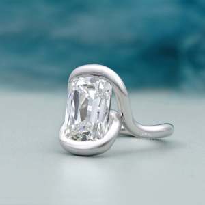 Bague de fiançailles pour femme en or blanc avec diamant taille coussin style « Old Mine » et sertissage en spirale, certifiée IGI - Product Image 2