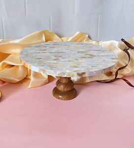 Amira Bloom - Soporte para Pastel Hecho a Mano con Perlas de Madreperla, Apto para Horno, Moderno, para Exhibición de Postres, Eventos de Lujo, Bodas, Mesa Elegante - Product Image 3