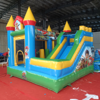 Château gonflable commercial avec toboggan et structure de saut combinée, en PVC, installation facile, personnalisation et design gratuits