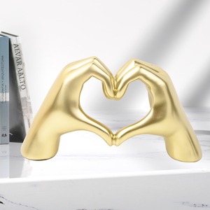 Escultura de Mano y Corazón en Oro Brillante, Decoración Artística y Elegante, Símbolo de Conexión, Perfecta para el Hogar, la Oficina o como Regalo, de la India - Product Image 3