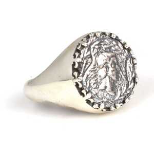 Anillo Caesar Redondo Pulido de Plata de Ley 925 con Diamante de Corte Ovalado y Engaste Invisible de Platino, Chapado en Rodio, Joyería Fina para Uso Diario - Product Image 3