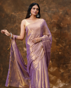 Lavender Dusk Zari Weave Saree con tejido y diseño de pallu pesado con trabajo de tejido con piezas de blusa del mismo borde - Product Image 1