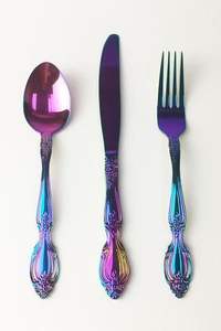 Juego de cubiertos profesional con acabado arcoíris, elaborado con un revestimiento vibrante que ofrece durabilidad y encanto, ideal para un estilo moderno y elegante. - Product Image 4