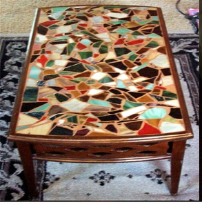 Parfaite pour les espaces modernes et minimalistes, cette table en résine abstraite géométrique est d'une fabrication experte et disponible à prix de gros. - Product Image 3