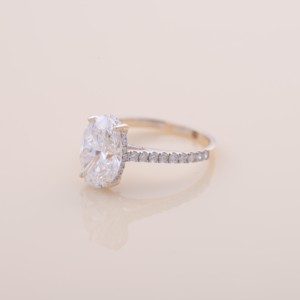 Bague de fiançailles/mariage solitaire en diamant de laboratoire de taille ovale certifié IGI, en or jaune/blanc/rose 14 carats avec bande pavée - Product Image 2