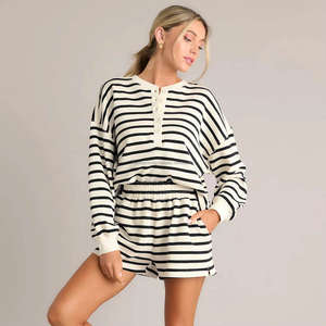 Conjunto de Salón a Rayas para Mujer con Botones, Sudadera de Manga Larga con Cuello Henley y Bloques de Color, y Pantalones Cortos, Conjunto Casual de Dos Piezas - Product Image 1