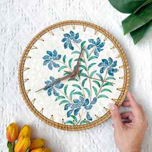 2025 élégant naturel nacre et osier rotin tenture murale horloge rotin horloge pour la décoration de la maison fabriqué au Vietnam - Product Image 1
