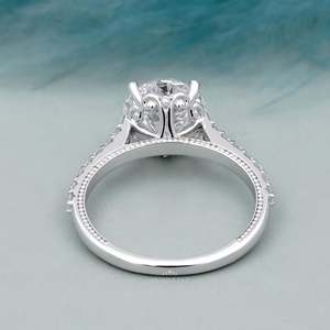 Bague de fiançailles en diamant de laboratoire rond de 2 carats avec bande pavée, sertissage à 4 griffes, certifiée IGI, plaquée or rhodié, style luxueux - Product Image 5