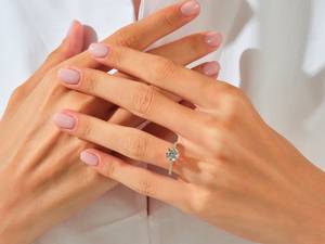 Anillo de compromiso de diamante cultivado en laboratorio de 1,5 quilates, oro amarillo sólido de 10K con juego de pavé, piedra lateral, anillo de promesa certificado IGI para mujer - Product Image 2