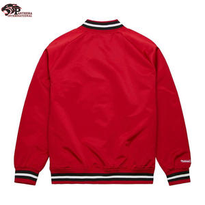 แจ็กเก็ตบอมเบอร์ทีมเบสบอลผ้าซาตินสีแดงสำหรับผู้ชายเสื้อแจ็กเก็ตแบบคลาสสิกลายควิลท์ประดับเพชรสไตล์ริบบิ้นสำหรับฤดูหนาว - Product Image 5